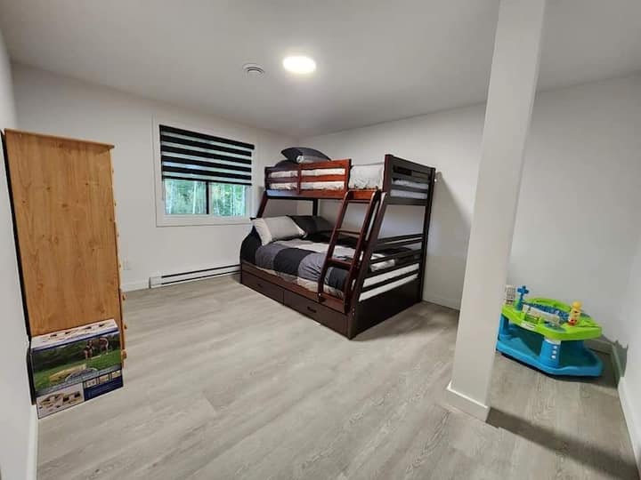 Spavaća soba s krevetom na kat. Dvostruki na donjem katu, jednostruki na gornjem katu 