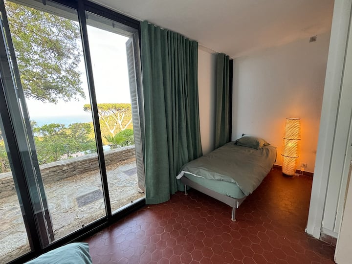 غرفة للأطفال مطلة على البحر