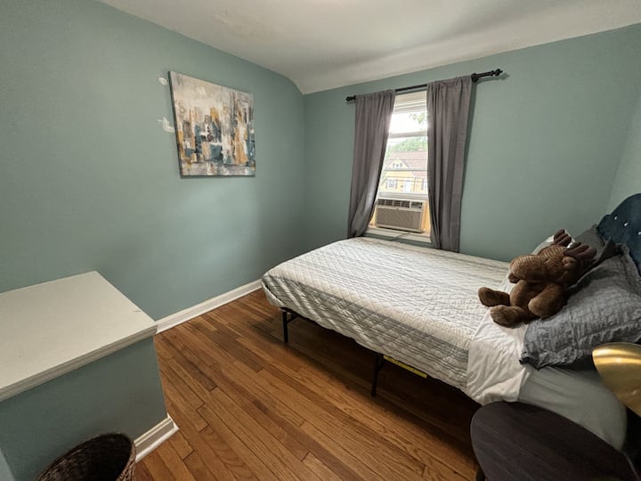 El segundo dormitorio tiene una acogedora cama tamaño queen.