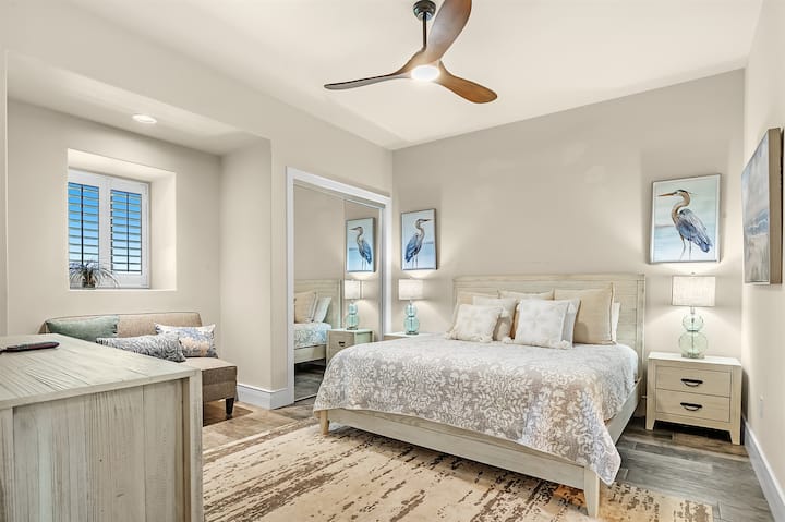 غرفة نوم ثانية بسرير كبير