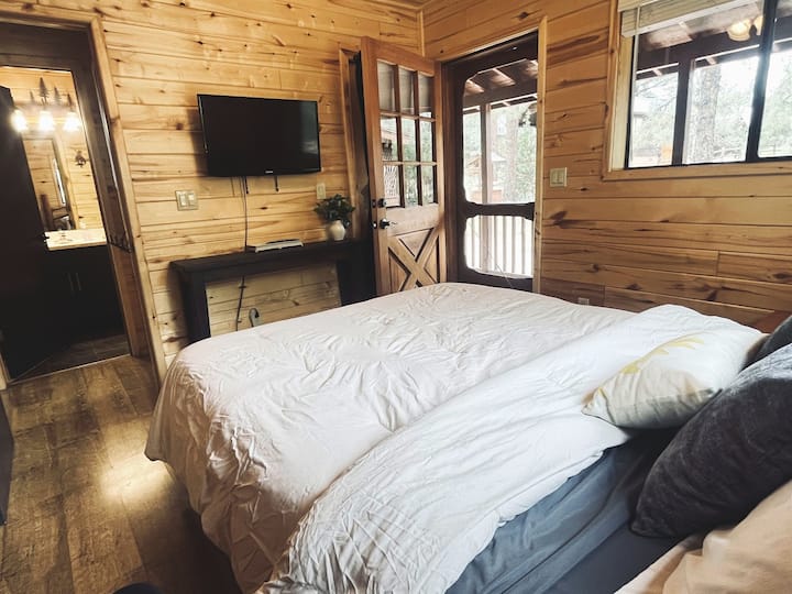 חדר שינה ראשי עם טלוויזיה