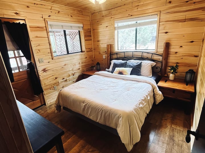 חדר שינה ראשי עם מיטת קווין סייז