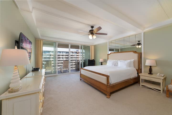 ห้องนอนใหญ่ขนาดใหญ่พร้อมเตียงขนาดคิงไซส์