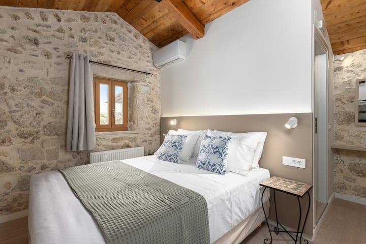 Druhá spálňa má tiež manželskú posteľ s anatomickým matracom a klimatizačnú jednotku.