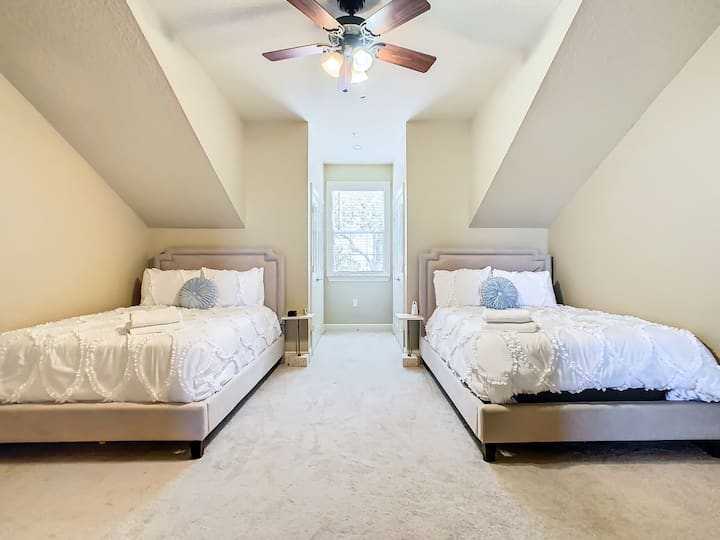 เตียงแฝดที่สะดวกสบายและอบอุ่นในพื้นที่ที่สงบและผ่อนคลาย