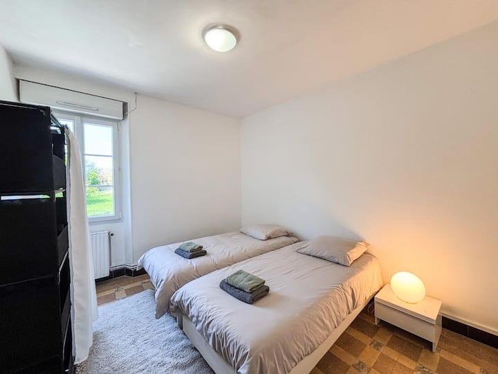 Chumba cha kulala cha ghorofani na vitanda viwili vya mtu mmoja