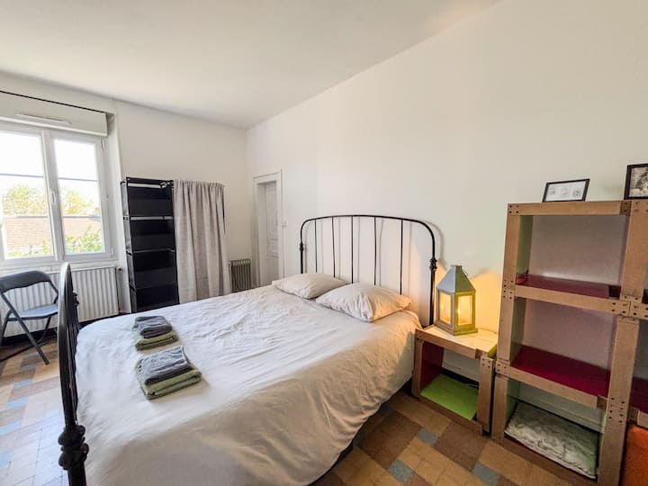 Chumba cha kulala cha ghorofani chenye kitanda cha watu wawili