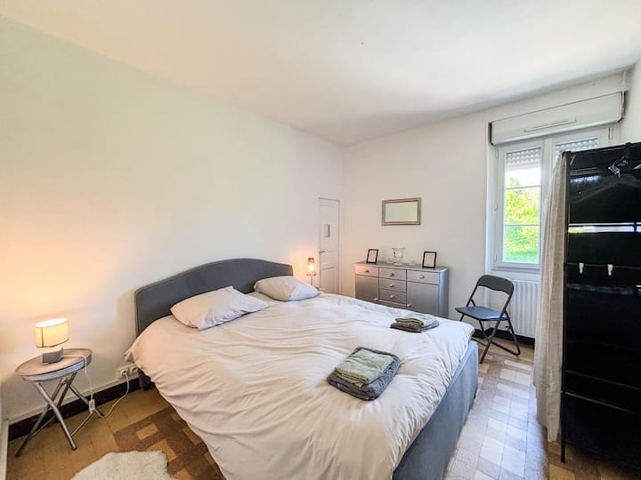 Chumba cha kulala cha ghorofa kilicho na kitanda cha watu wawili na chumba cha kupumzikia
Mandhari ya bwawa na bustani