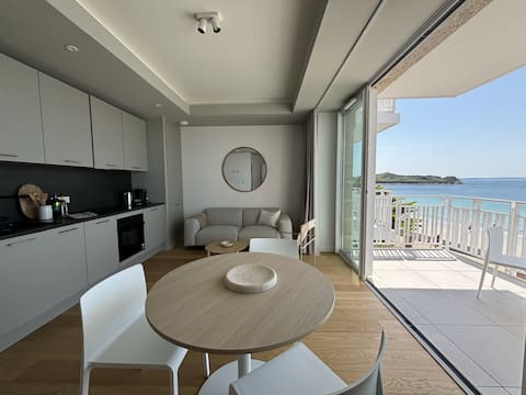 Beg Leguer, one-bedroom apartment, pool, and sea view
