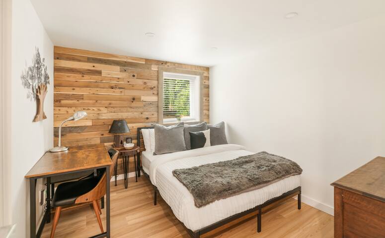 Creekside 3BR retreat w/ fire pit & BBQ gallery image 3