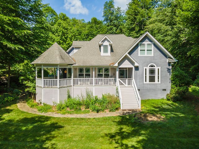 Asheville ‘n’ Chill | Pet Friendly & Mountain View