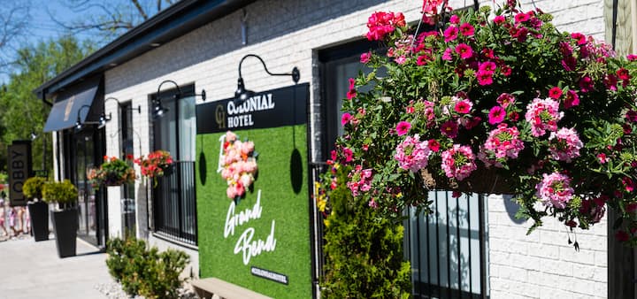 Colonial Hotel & Suites - Basic Queen - Grand Bend