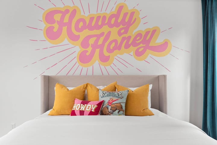 Howdy Honey! 8 Beds ~ Hot Tub ~ 3 mil to Broadway gallery image 4