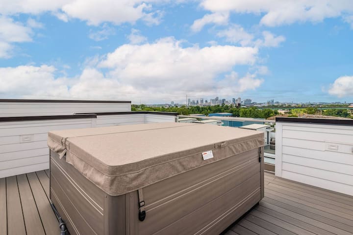 Howdy Honey! 8 Beds ~ Hot Tub ~ 3 mil to Broadway gallery image 3