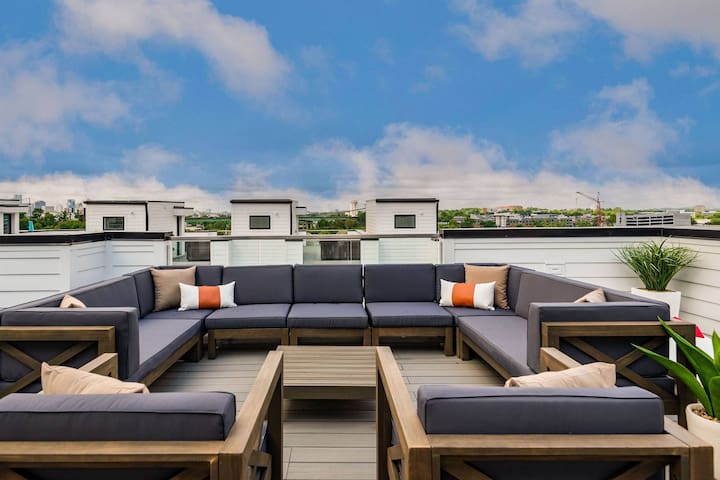 Howdy Honey! 8 Beds ~ Hot Tub ~ 3 mil to Broadway gallery image 2