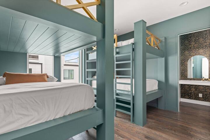 Howdy Honey! 8 Beds ~ Hot Tub ~ 3 mil to Broadway gallery image 5