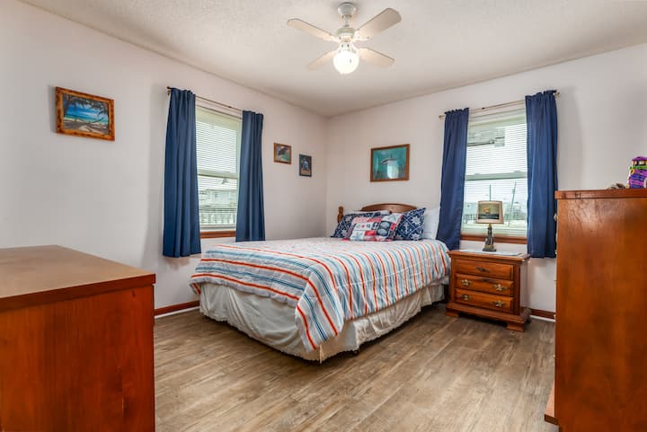 010 Palms 105 SW King Suite
