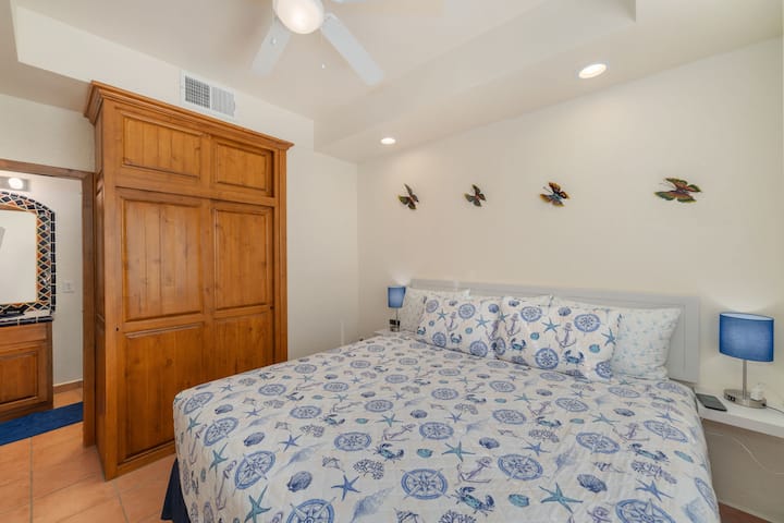 Ángulo alternativo del dormitorio principal de arriba que muestra un amplio espacio de almacenamiento y acceso al baño privado.