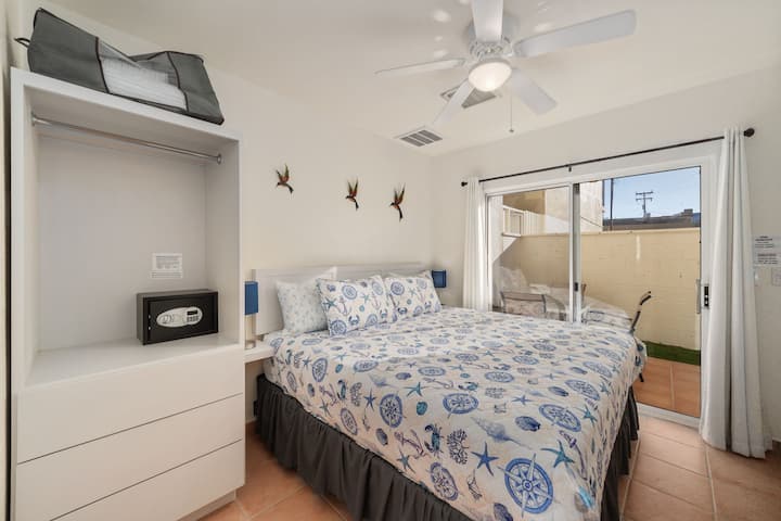 Dormitorio uno en la planta baja: cuenta con una cómoda cama tamaño king con espacio de armario abierto y una decoración encantadora.
