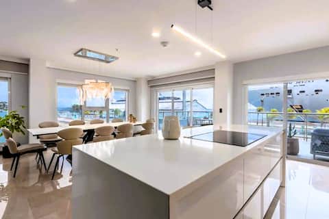 Spacious Oceanview Oasis Luxe Pool-Level Penthouse