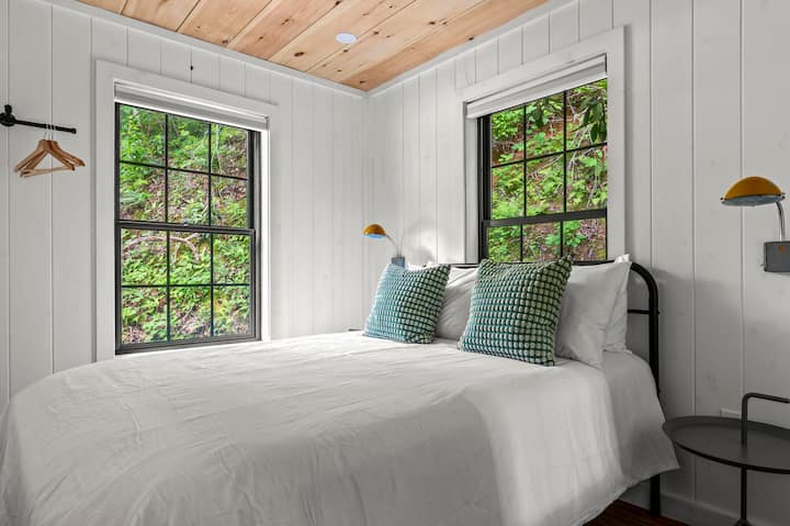 Dhomë gjumi e rehatshme me dyshek dhe shtroja të nivelit të lartë