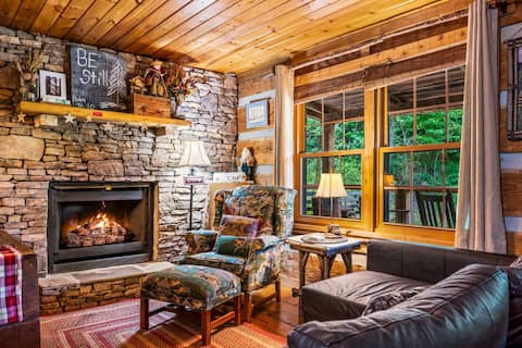 FlyAway: DogFriendly•HotTub•FirePit•DollywdTicket
