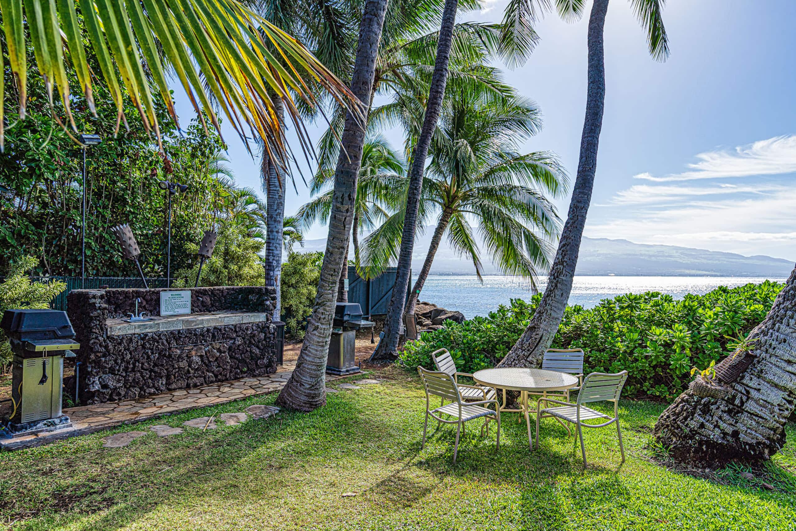 Condo in Wailuku · ★4.82 · 1 bedroom · 2 beds · 1 private bath - Image 25