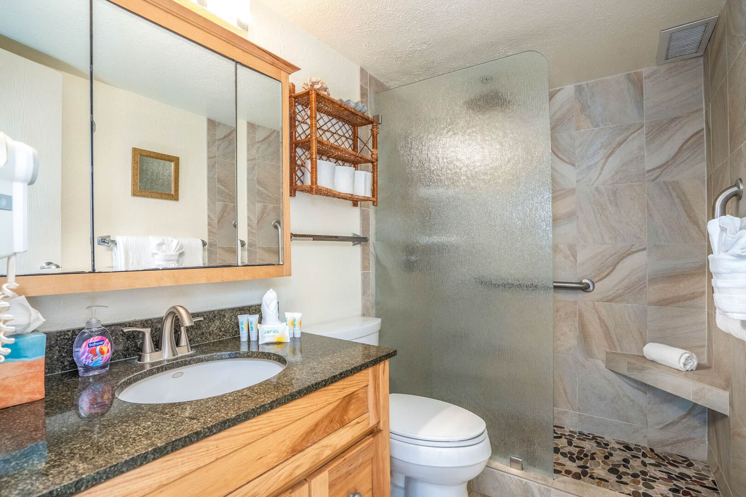 Condo in Wailuku · ★4.82 · 1 bedroom · 2 beds · 1 private bath - Image 17