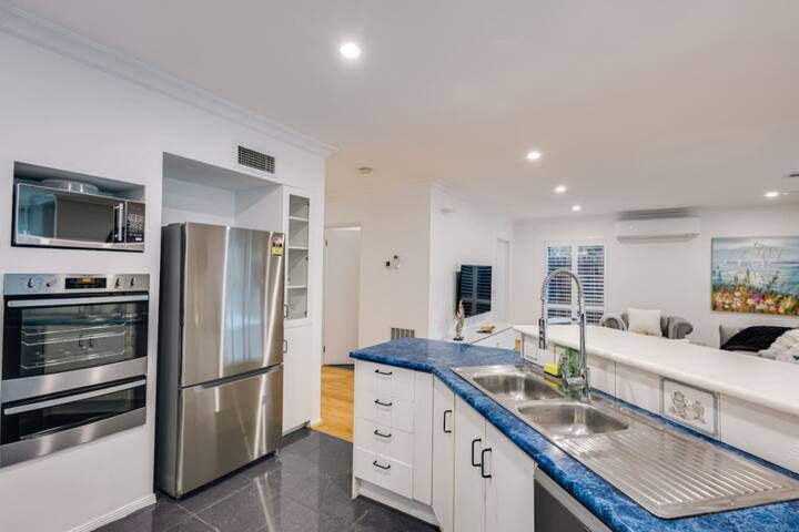 StayAU 6BR Tranquil Scenic Villa with Pool Table gallery image 5