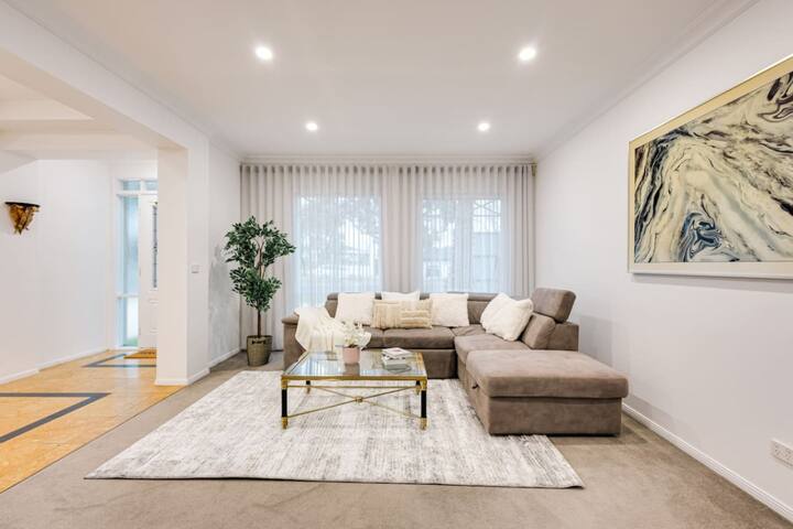 StayAU 6BR Tranquil Scenic Villa with Pool Table gallery image 2