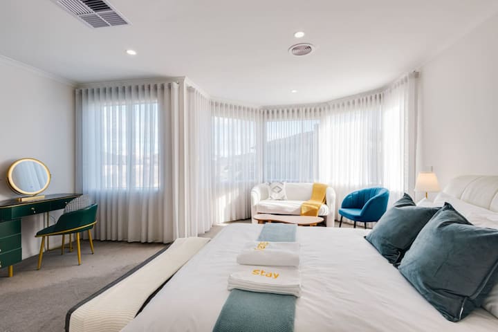 StayAU 6BR Tranquil Scenic Villa with Pool Table gallery image 3