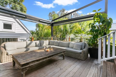 Antique and modern blend 5 bedroom in Freemans Bay