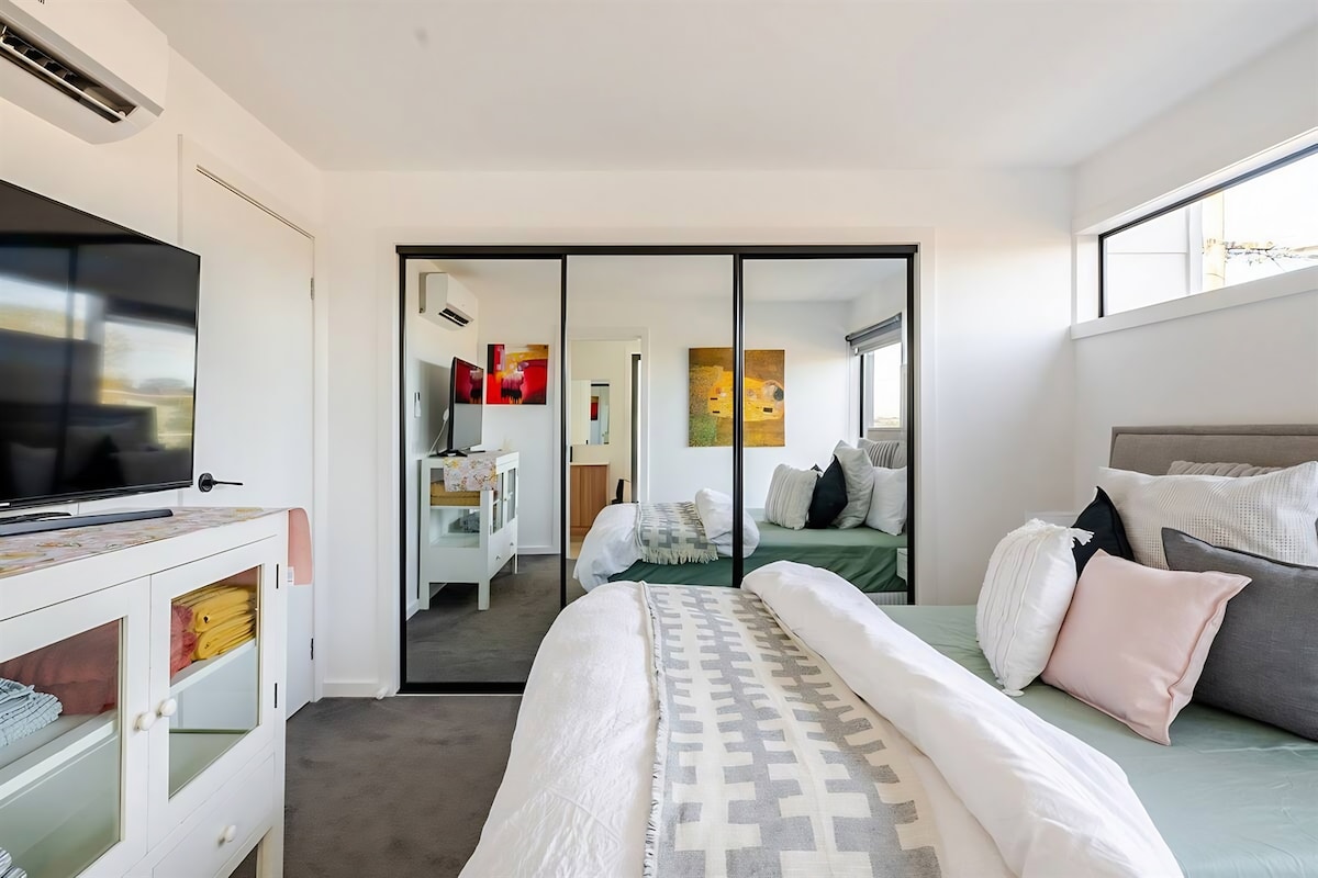 Popular Airbnb listing: Stunning, modern, two-story detached townhouse in Footscray