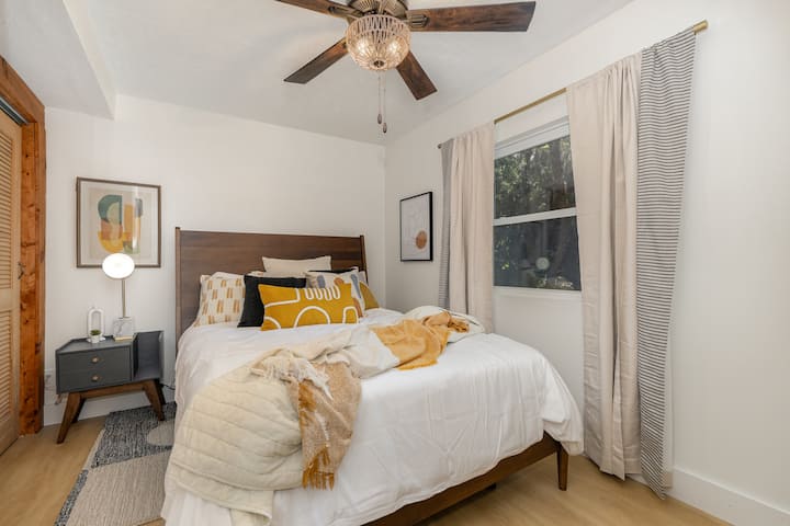 Მეორე საძინებელი ტელევიზორით