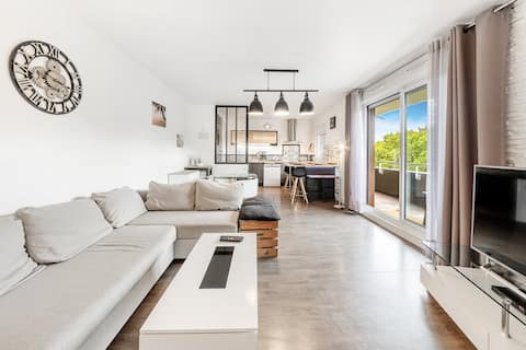 Popular Airbnb listing: The Prevert - Apartment with terrace and parking in Villejean Beauregard