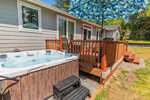 Charming Rockaway Beach Retreat with Hot Tub