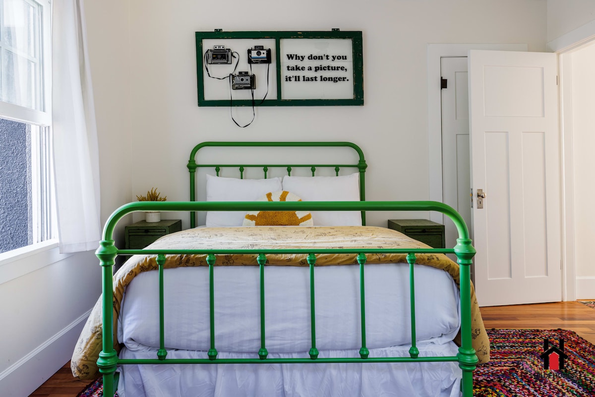 سرير كامل الحجم، أجواء عتيقة غير تقليدية، طاولات جانبية على كلا الجانبين ومروحة سقف