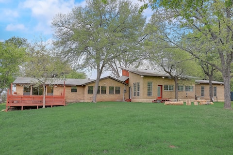 Scenic 5BR Ranch on 3 Acres w/Cinema – Near Austin