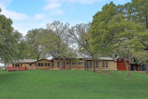 Luxury  5BR Escape: Cinema, BBQ, Tesla &  big Yard