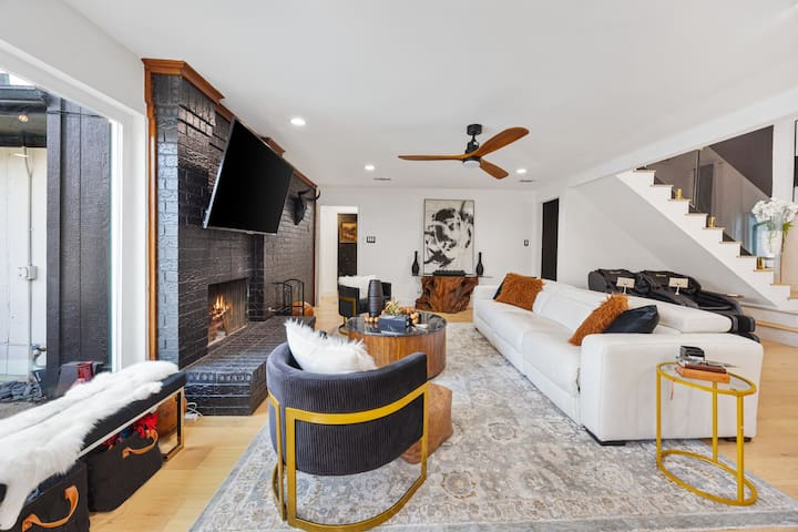 Luxury Home w Pool, Chef’s Kitchen, Massage Chairs