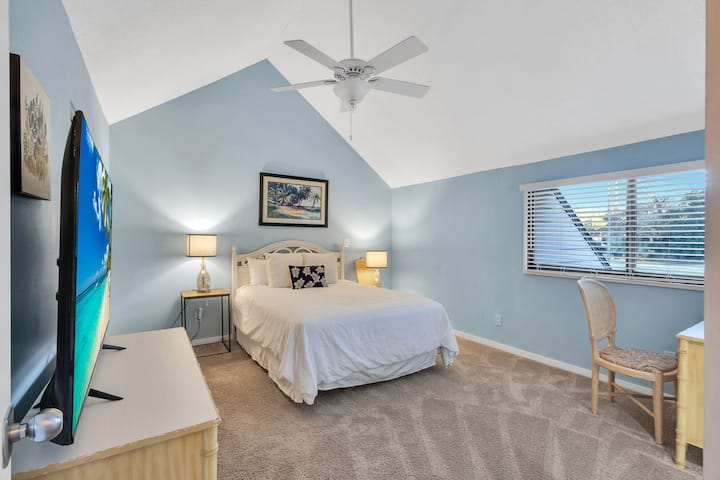 二楼2号卧室：
标准双人床、智能电视、吊扇、储物柜、拱形天花板、与3号卧室共用带步入式淋浴间的卫生间