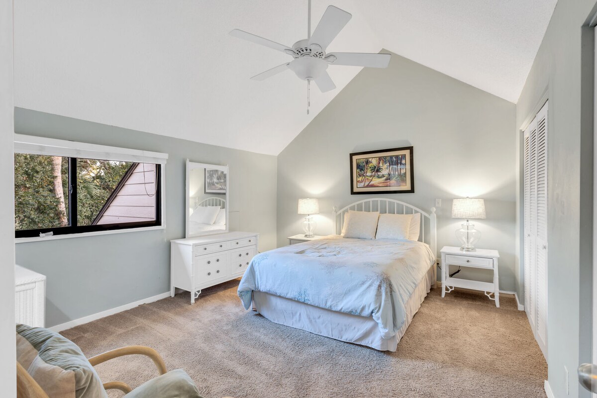 חדר שינה 2, הקומה השנייה:
מיטת קווין סייז, טלוויזיה חכמה, מאוורר תקרה, מקום אחסון סגור, תקרות קמורות, משותף עם חדר שינה 3, חדר רחצה עם מקלחת