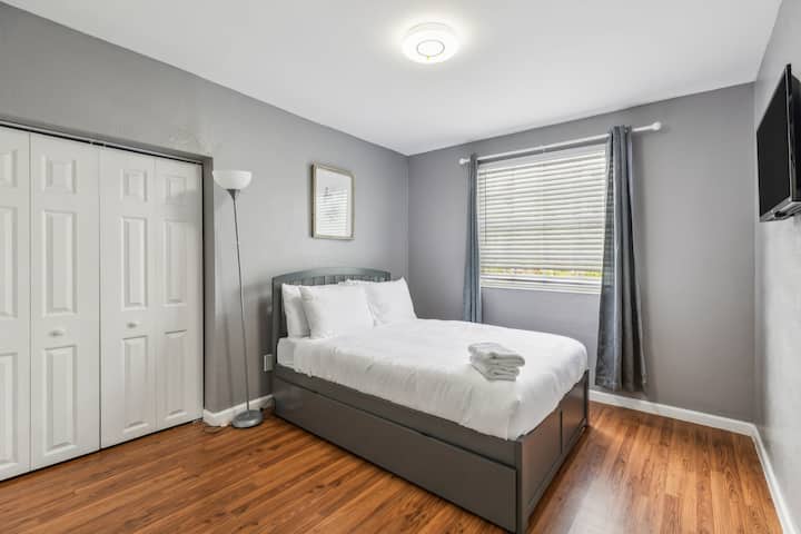 V izbe je vysúvacia posteľ na spanie navyše.