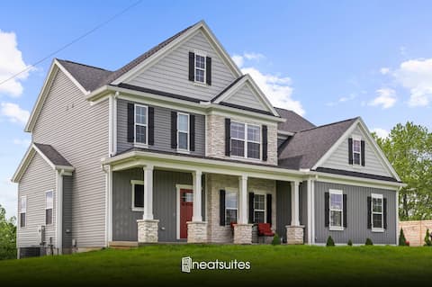 Home for 21 Near Ark - Ensuite Bathrooms - w/Pool!