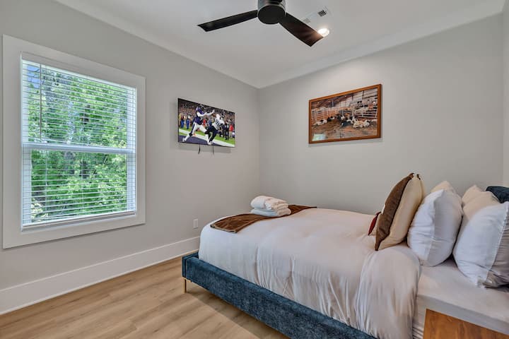 3. poschodie: 3. spálňa s manželskou posteľou Queen, šatníkom a inteligentnou televíziou.