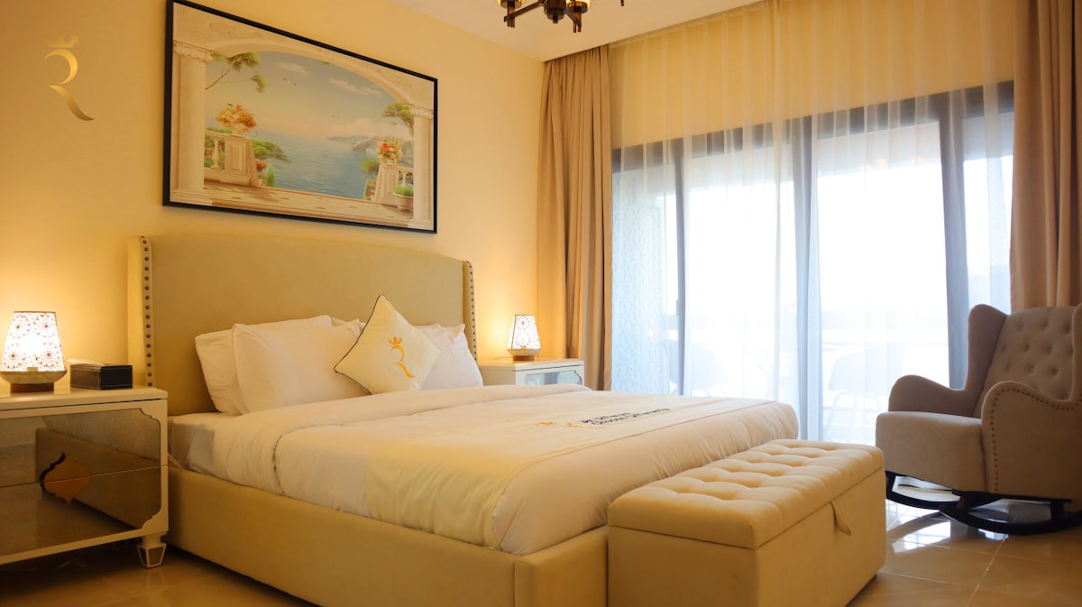 Ჩვენი ლამაზად მოწყობილი საძინებელი არის თქვენი პირადი დასვენება დასვენებისა და კომფორტისთვის.