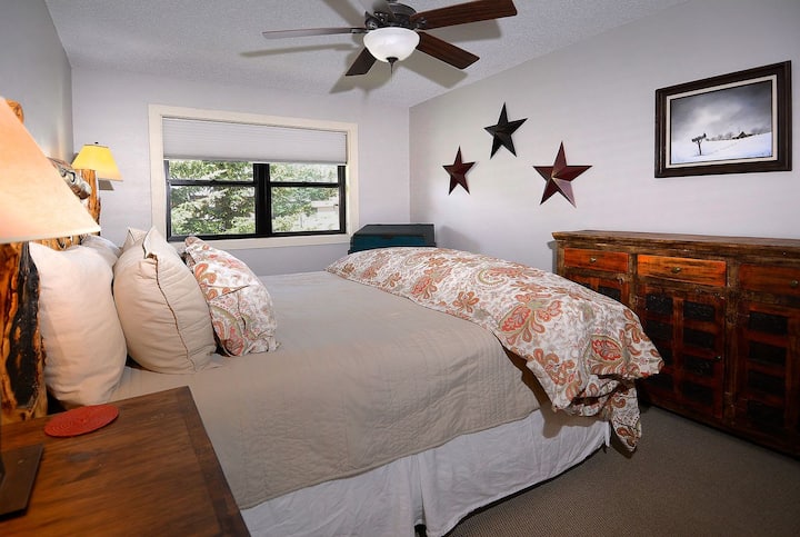 Habitación king en el primer piso con baño semiprivado