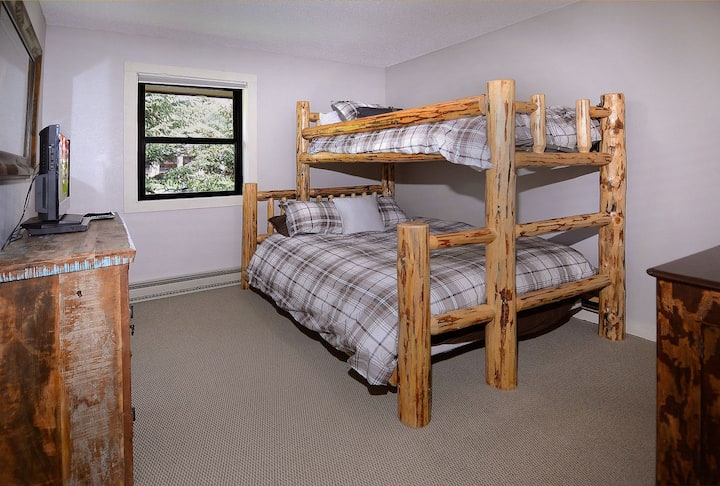 Habitación con literas en el primer piso, cama doble sobre cama tamaño queen