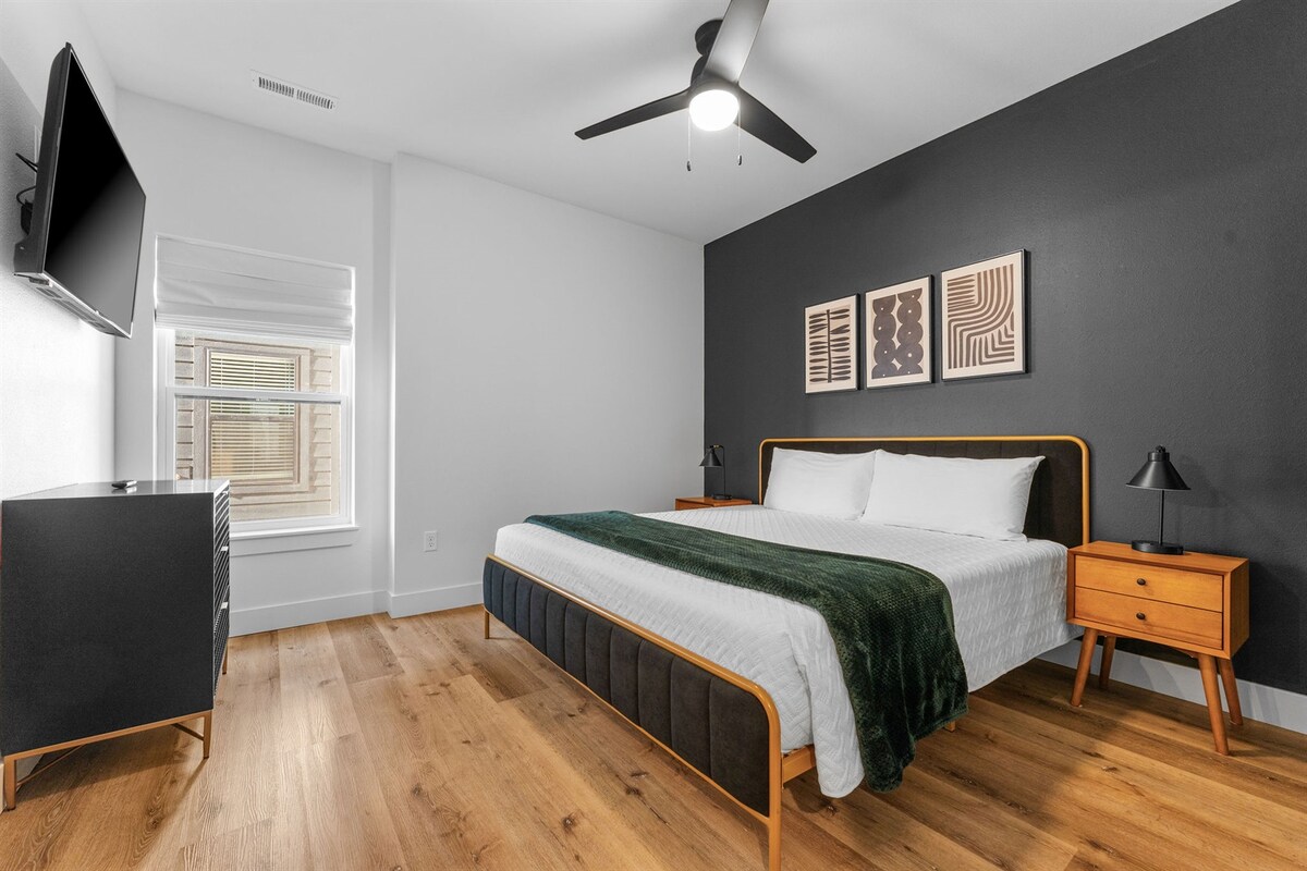 استرخ في غرفة النوم الكبيرة الجذابة هذه، مع حمام داخلي خاص وتلفزيون ذكي.
