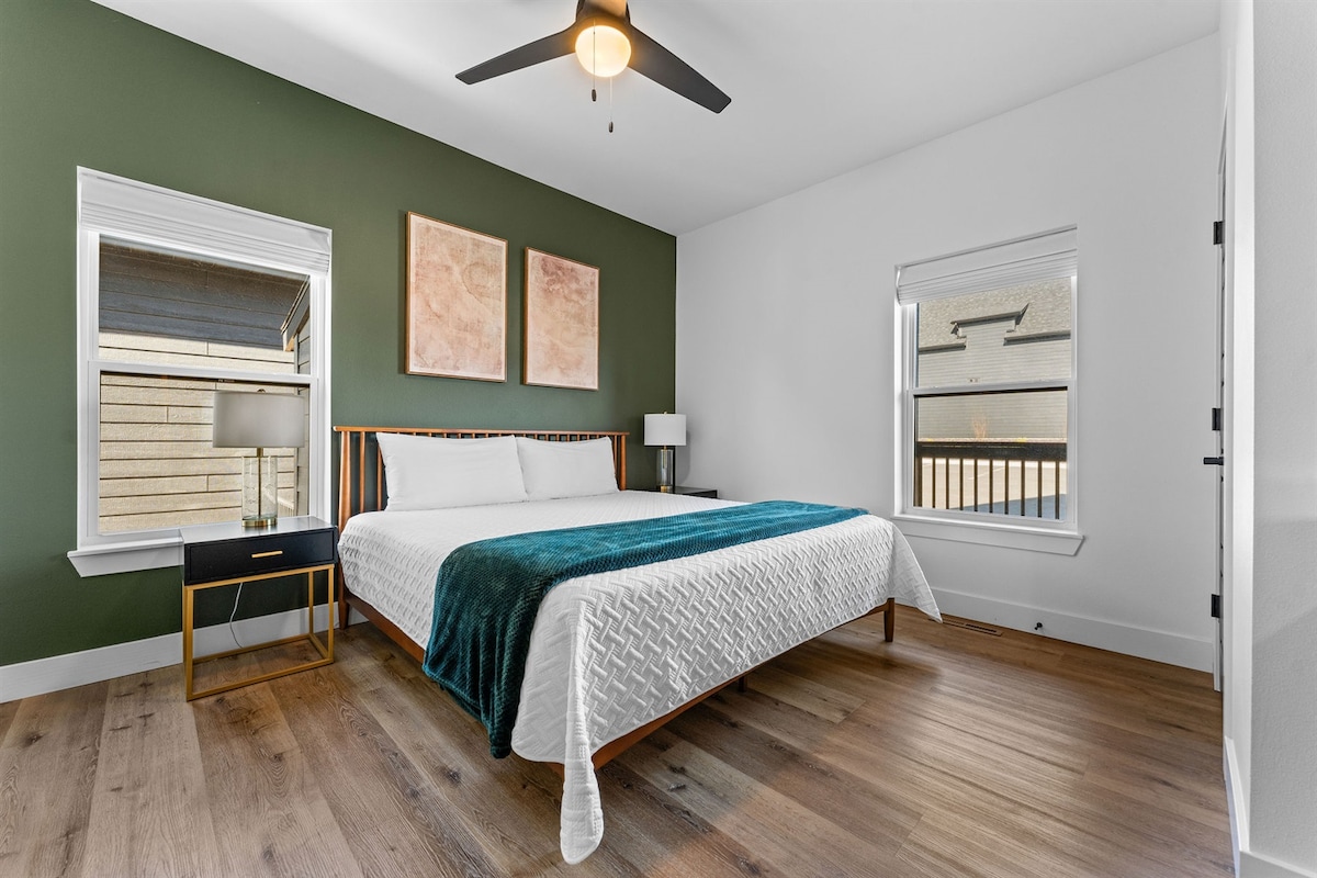 استرخ في هذا الجناح الكبير الجذاب في الطابق الرئيسي، مع تلفزيون ذكي وحمام خاص. استرخِ واسترخِ..
